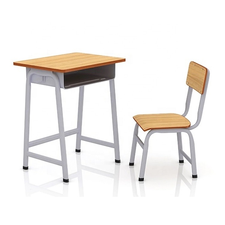 твердый деревянный покрытый порошком стол студента с прикрепленным стулом